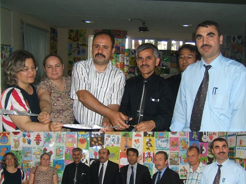 Kozan Gazi İlköğretim Okulu öğrencilerinden kermes ve sergi etkinliği