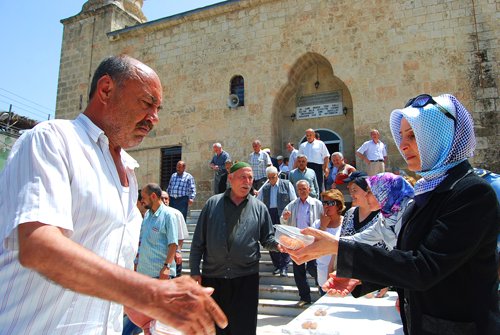 Kozan Belediyesi Vakıf Haftası’nda Lokma Tatlısı Dağıttı