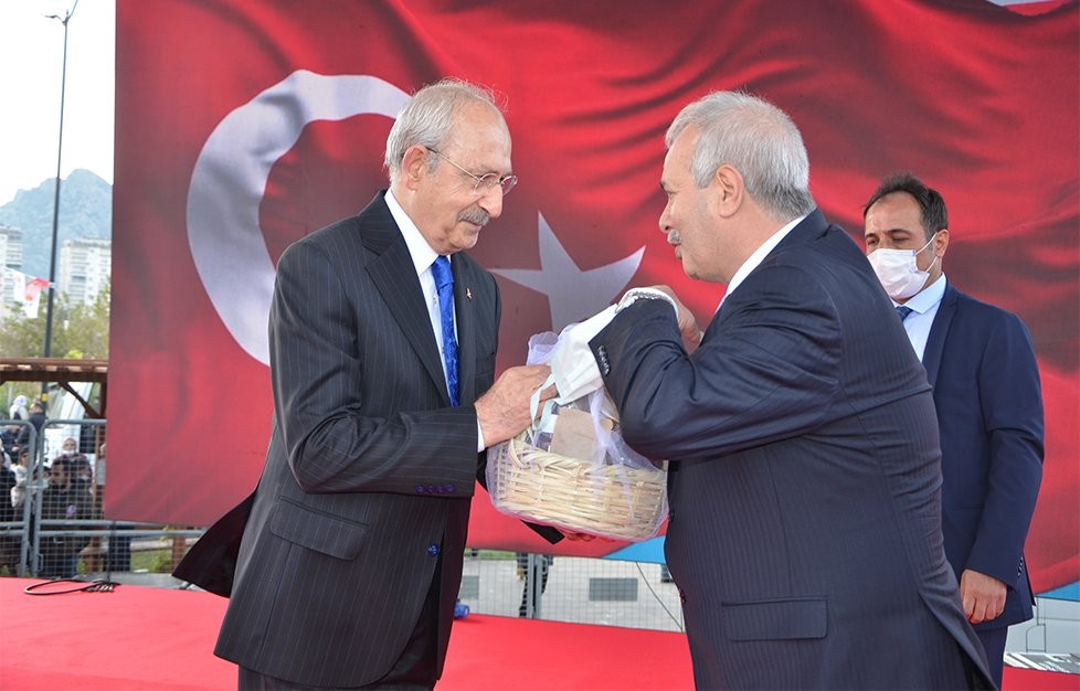 Başkan Özgan Miting Alanında Kozan'ı Tanıttı