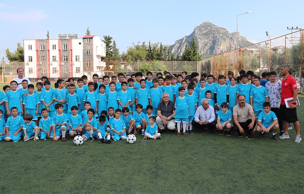 Kozan Belediyesi Yaz Futbol Okulu açıldı