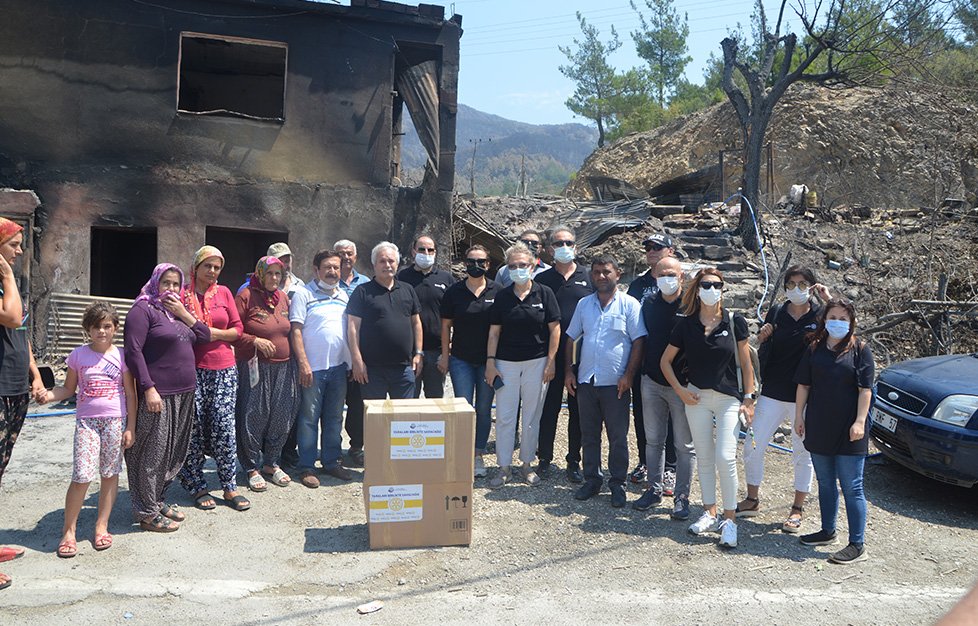Başkan Özgan, hayırsever iş insanlarıyla yangın mağdurlarına yardım malzemesi dağıttı