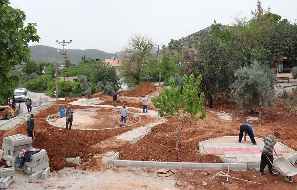 Kozan Belediyesi Park Yapımında Hız Kesmiyor