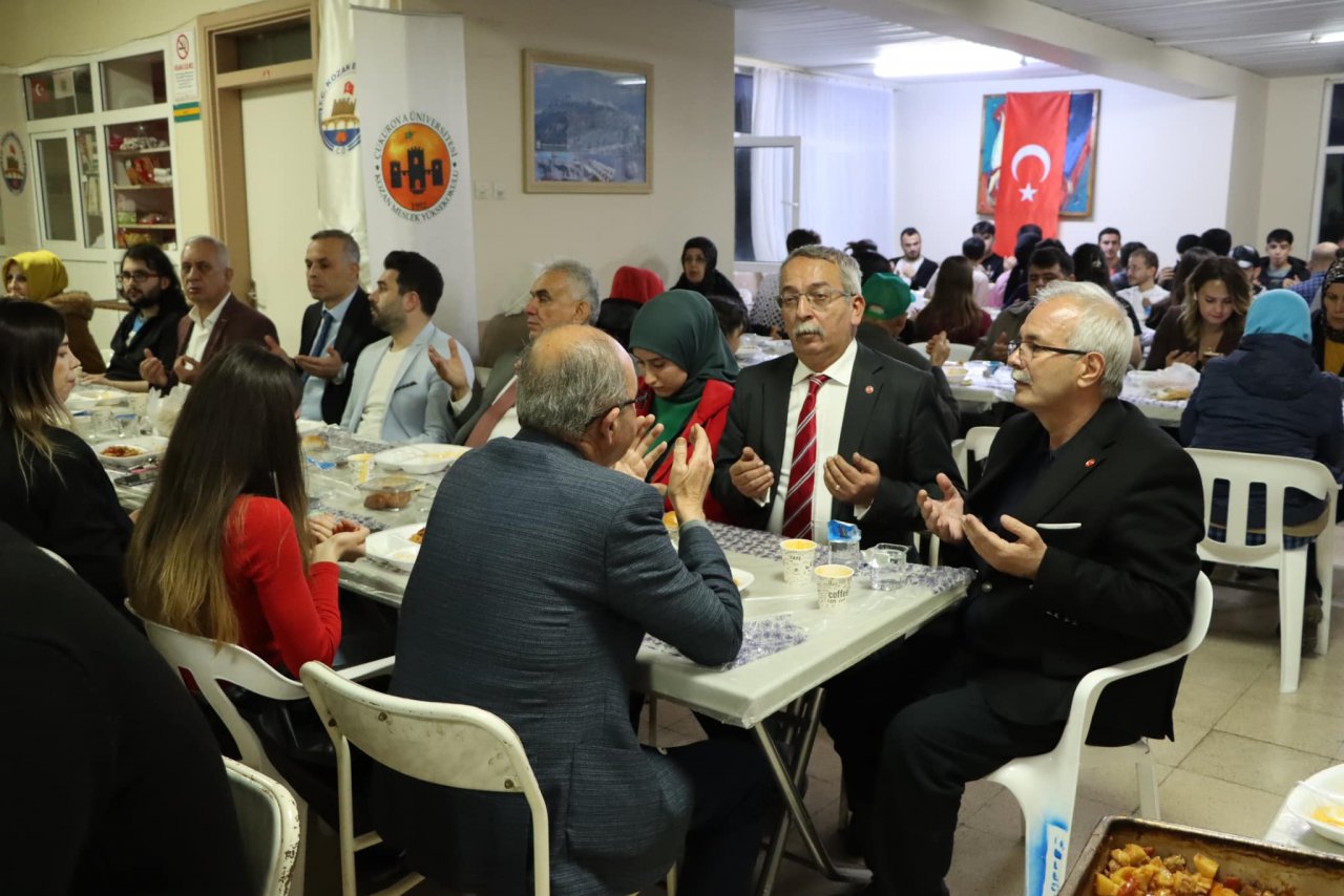 GENÇLERİN AĞABEYİ ÖZGAN, ÜNİVERSİTELİLERLE İFTAR YAPTI