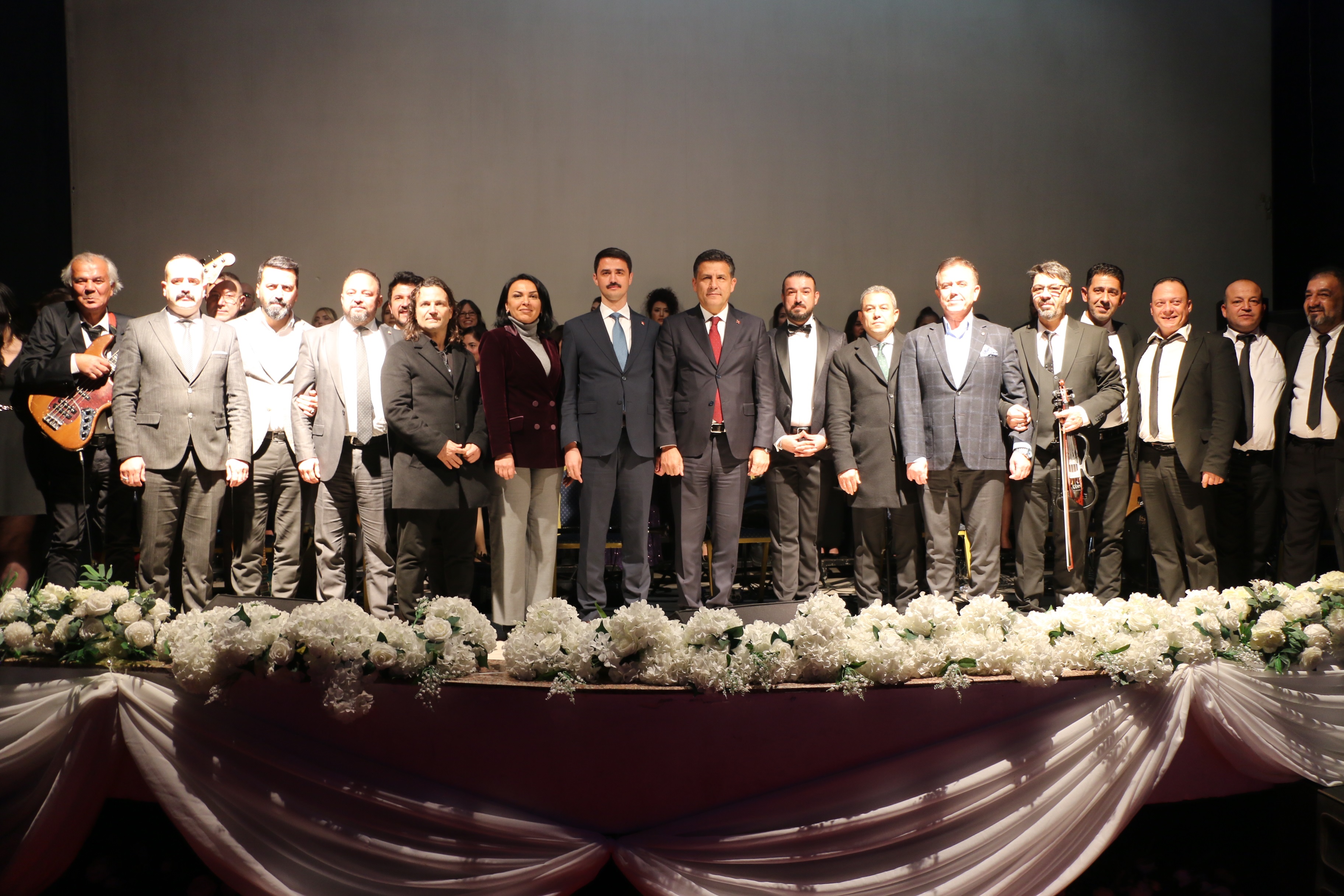 ÖMÜRLÜK ŞARKILAR KOSERİNDE BULUŞTUK